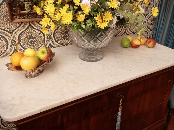 Cassettone impiallacciato in noce  - Asta Un'antica dimora marchigiana: Arredi antichi e Arte contemporanea - Associazione Nazionale - Case d'Asta italiane