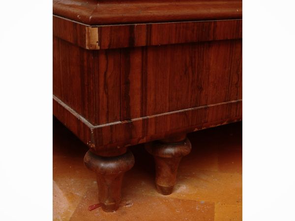 Cassettone impiallacciato in noce  - Asta Un'antica dimora marchigiana: Arredi antichi e Arte contemporanea - Associazione Nazionale - Case d'Asta italiane