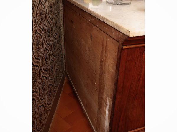 Cassettone impiallacciato in noce  - Asta Un'antica dimora marchigiana: Arredi antichi e Arte contemporanea - Associazione Nazionale - Case d'Asta italiane