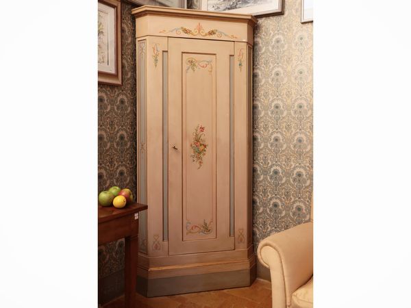 Angoliera in legno laccato  - Asta Un'antica dimora marchigiana: Arredi antichi e Arte contemporanea - Associazione Nazionale - Case d'Asta italiane