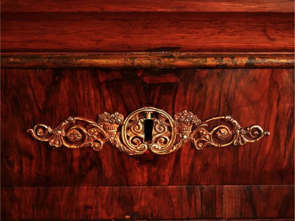 Cassettone impiallacciato in noce  - Asta Un'antica dimora marchigiana: Arredi antichi e Arte contemporanea - Associazione Nazionale - Case d'Asta italiane