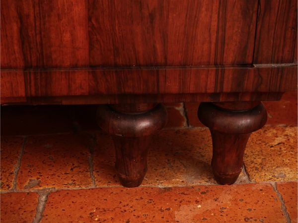 Cassettone impiallacciato in noce  - Asta Un'antica dimora marchigiana: Arredi antichi e Arte contemporanea - Associazione Nazionale - Case d'Asta italiane