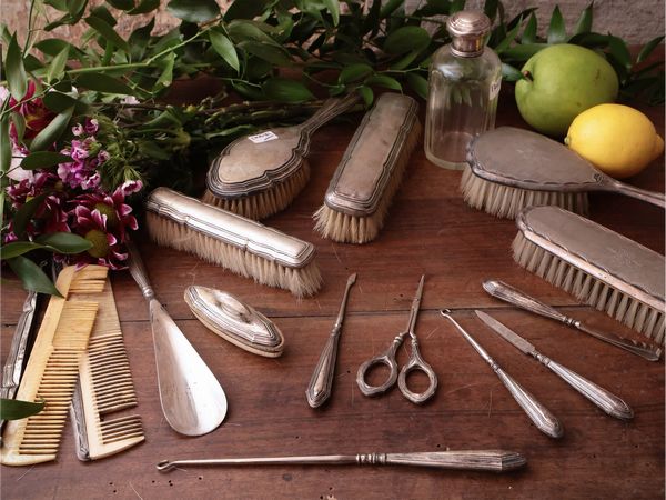 Assortimento di accessori da toilette in argento  - Asta Un'antica dimora marchigiana: Arredi antichi e Arte contemporanea - Associazione Nazionale - Case d'Asta italiane