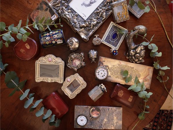 Assortimento di accessori decorativi d'epoca  - Asta Un'antica dimora marchigiana: Arredi antichi e Arte contemporanea - Associazione Nazionale - Case d'Asta italiane