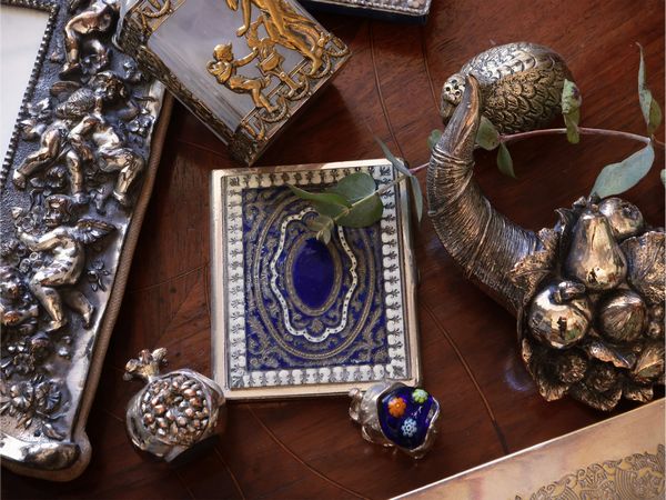 Assortimento di accessori decorativi d'epoca  - Asta Un'antica dimora marchigiana: Arredi antichi e Arte contemporanea - Associazione Nazionale - Case d'Asta italiane