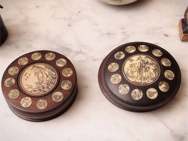 Assortimento di ceramiche esotiche blu  - Asta Un'antica dimora marchigiana: Arredi antichi e Arte contemporanea - Associazione Nazionale - Case d'Asta italiane