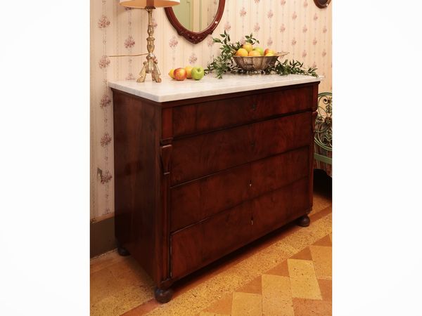 Cassettone impiallacciato in piuma di noce  - Asta Un'antica dimora marchigiana: Arredi antichi e Arte contemporanea - Associazione Nazionale - Case d'Asta italiane