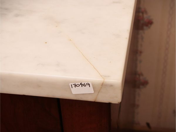 Cassettone impiallacciato in piuma di noce  - Asta Un'antica dimora marchigiana: Arredi antichi e Arte contemporanea - Associazione Nazionale - Case d'Asta italiane