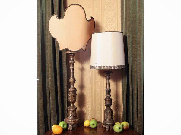 Due torciere in legno intagliato e dorato  - Asta Un'antica dimora marchigiana: Arredi antichi e Arte contemporanea - Associazione Nazionale - Case d'Asta italiane