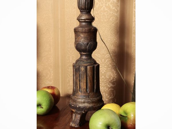 Due torciere in legno intagliato e dorato  - Asta Un'antica dimora marchigiana: Arredi antichi e Arte contemporanea - Associazione Nazionale - Case d'Asta italiane