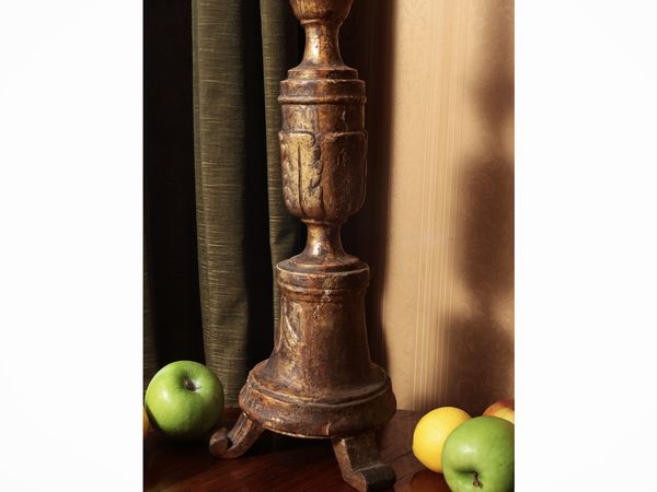 Due torciere in legno intagliato e dorato  - Asta Un'antica dimora marchigiana: Arredi antichi e Arte contemporanea - Associazione Nazionale - Case d'Asta italiane