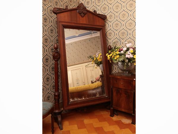 Grande specchiera a psiche in noce  - Asta Un'antica dimora marchigiana: Arredi antichi e Arte contemporanea - Associazione Nazionale - Case d'Asta italiane