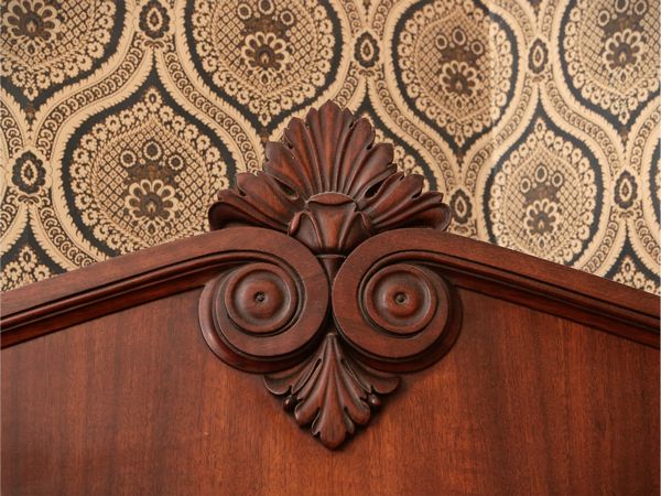 Grande specchiera a psiche in noce  - Asta Un'antica dimora marchigiana: Arredi antichi e Arte contemporanea - Associazione Nazionale - Case d'Asta italiane