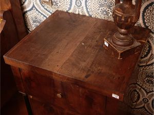 Coppia di comodini impiallacciati in piuma di noce  - Asta Un'antica dimora marchigiana: Arredi antichi e Arte contemporanea - Associazione Nazionale - Case d'Asta italiane