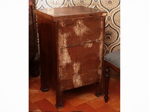 Coppia di comodini impiallacciati in piuma di noce  - Asta Un'antica dimora marchigiana: Arredi antichi e Arte contemporanea - Associazione Nazionale - Case d'Asta italiane