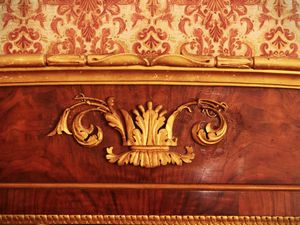 Caminiera impiallacciata in noce e piuma di noce  - Asta Un'antica dimora marchigiana: Arredi antichi e Arte contemporanea - Associazione Nazionale - Case d'Asta italiane