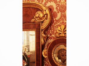 Caminiera impiallacciata in noce e piuma di noce  - Asta Un'antica dimora marchigiana: Arredi antichi e Arte contemporanea - Associazione Nazionale - Case d'Asta italiane