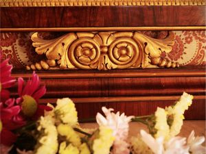 Caminiera impiallacciata in noce e piuma di noce  - Asta Un'antica dimora marchigiana: Arredi antichi e Arte contemporanea - Associazione Nazionale - Case d'Asta italiane