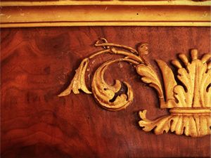 Caminiera impiallacciata in noce e piuma di noce  - Asta Un'antica dimora marchigiana: Arredi antichi e Arte contemporanea - Associazione Nazionale - Case d'Asta italiane