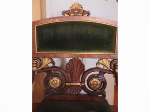 Coppia di poltrone in noce e impiallacciate in piuma di noce  - Asta Un'antica dimora marchigiana: Arredi antichi e Arte contemporanea - Associazione Nazionale - Case d'Asta italiane