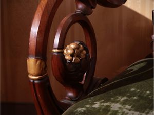 Coppia di poltrone in noce e impiallacciate in piuma di noce  - Asta Un'antica dimora marchigiana: Arredi antichi e Arte contemporanea - Associazione Nazionale - Case d'Asta italiane