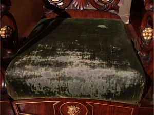 Coppia di poltrone in noce e impiallacciate in piuma di noce  - Asta Un'antica dimora marchigiana: Arredi antichi e Arte contemporanea - Associazione Nazionale - Case d'Asta italiane