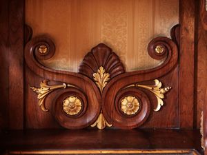 Grande console impiallacciata in piuma di noce  - Asta Un'antica dimora marchigiana: Arredi antichi e Arte contemporanea - Associazione Nazionale - Case d'Asta italiane