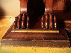 Grande console impiallacciata in piuma di noce  - Asta Un'antica dimora marchigiana: Arredi antichi e Arte contemporanea - Associazione Nazionale - Case d'Asta italiane