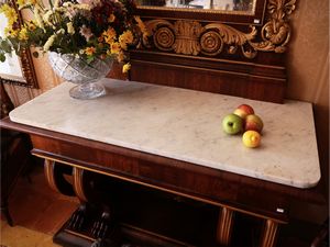 Grande console impiallacciata in piuma di noce  - Asta Un'antica dimora marchigiana: Arredi antichi e Arte contemporanea - Associazione Nazionale - Case d'Asta italiane