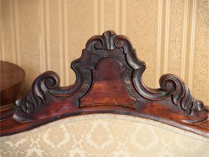 Divanetto a barca in noce  - Asta Un'antica dimora marchigiana: Arredi antichi e Arte contemporanea - Associazione Nazionale - Case d'Asta italiane