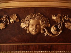 Monumentale specchiera impiallacciata in noce e lumeggiata in oro  - Asta Un'antica dimora marchigiana: Arredi antichi e Arte contemporanea - Associazione Nazionale - Case d'Asta italiane