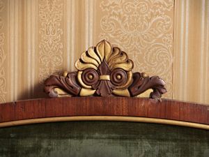 Coppia di poltrone in noce e impiallacciate in piuma di noce  - Asta Un'antica dimora marchigiana: Arredi antichi e Arte contemporanea - Associazione Nazionale - Case d'Asta italiane