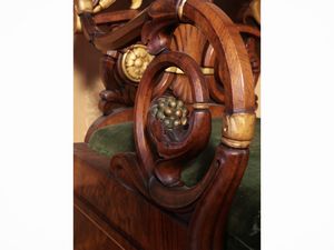 Coppia di poltrone in noce e impiallacciate in piuma di noce  - Asta Un'antica dimora marchigiana: Arredi antichi e Arte contemporanea - Associazione Nazionale - Case d'Asta italiane