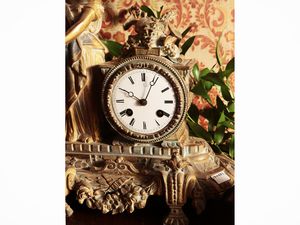 Orologio da tavolo in antimonio dorato  - Asta Un'antica dimora marchigiana: Arredi antichi e Arte contemporanea - Associazione Nazionale - Case d'Asta italiane