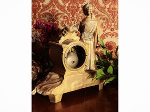 Orologio da tavolo in antimonio dorato  - Asta Un'antica dimora marchigiana: Arredi antichi e Arte contemporanea - Associazione Nazionale - Case d'Asta italiane