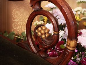 Coppia di poltrone in noce e impiallacciate in piuma di noce  - Asta Un'antica dimora marchigiana: Arredi antichi e Arte contemporanea - Associazione Nazionale - Case d'Asta italiane