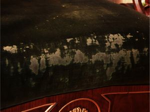 Coppia di poltrone in noce e impiallacciate in piuma di noce  - Asta Un'antica dimora marchigiana: Arredi antichi e Arte contemporanea - Associazione Nazionale - Case d'Asta italiane