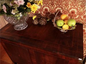 Piccolo scrittoio da centro impiallacciato in ciliegio  - Asta Un'antica dimora marchigiana: Arredi antichi e Arte contemporanea - Associazione Nazionale - Case d'Asta italiane