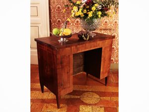 Piccolo scrittoio da centro impiallacciato in ciliegio  - Asta Un'antica dimora marchigiana: Arredi antichi e Arte contemporanea - Associazione Nazionale - Case d'Asta italiane