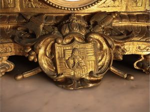 Monumentale orologio da camino in antimonio dorato e patinato  - Asta Un'antica dimora marchigiana: Arredi antichi e Arte contemporanea - Associazione Nazionale - Case d'Asta italiane