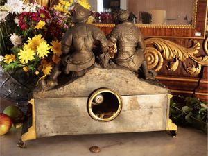 Monumentale orologio da camino in antimonio dorato e patinato  - Asta Un'antica dimora marchigiana: Arredi antichi e Arte contemporanea - Associazione Nazionale - Case d'Asta italiane