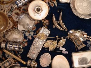 Ninnoli in metallo argentato  - Asta Un'antica dimora marchigiana: Arredi antichi e Arte contemporanea - Associazione Nazionale - Case d'Asta italiane