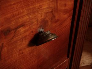 Piccolo cassettone in ciliegio  - Asta Un'antica dimora marchigiana: Arredi antichi e Arte contemporanea - Associazione Nazionale - Case d'Asta italiane