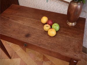 Tavolino scrittoio in noce  - Asta Un'antica dimora marchigiana: Arredi antichi e Arte contemporanea - Associazione Nazionale - Case d'Asta italiane