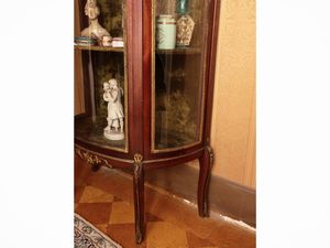 Vetrinetta per collezioni in mogano  - Asta Un'antica dimora marchigiana: Arredi antichi e Arte contemporanea - Associazione Nazionale - Case d'Asta italiane