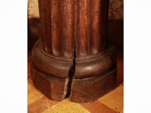 Colonna portavasi in legno tenero  - Asta Un'antica dimora marchigiana: Arredi antichi e Arte contemporanea - Associazione Nazionale - Case d'Asta italiane