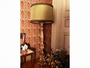 Grande torciera in legno intagliato, laccato bianco e dorato  - Asta Un'antica dimora marchigiana: Arredi antichi e Arte contemporanea - Associazione Nazionale - Case d'Asta italiane