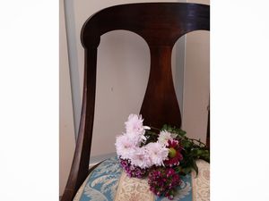 Coppia di sedie a gondola in noce  - Asta Un'antica dimora marchigiana: Arredi antichi e Arte contemporanea - Associazione Nazionale - Case d'Asta italiane