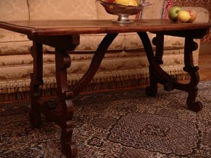 Tavolino basso da salotto in noce  - Asta Un'antica dimora marchigiana: Arredi antichi e Arte contemporanea - Associazione Nazionale - Case d'Asta italiane