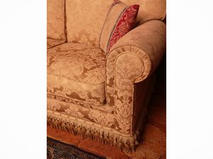 Divano imbottito  - Asta Un'antica dimora marchigiana: Arredi antichi e Arte contemporanea - Associazione Nazionale - Case d'Asta italiane